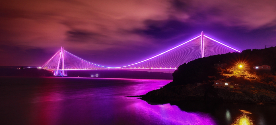 İstanbul'un sembol yapıları mora büründü!