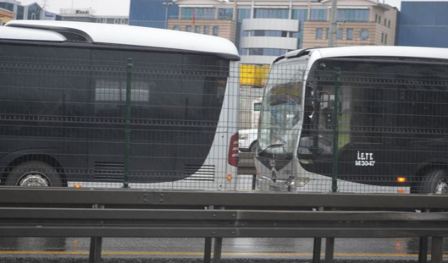 Beylikdüzü'nde iki metrobüs çarpıştı!