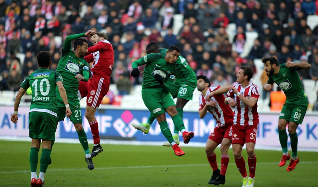 Akhisarspor, Sivasspor'a direnemedi...