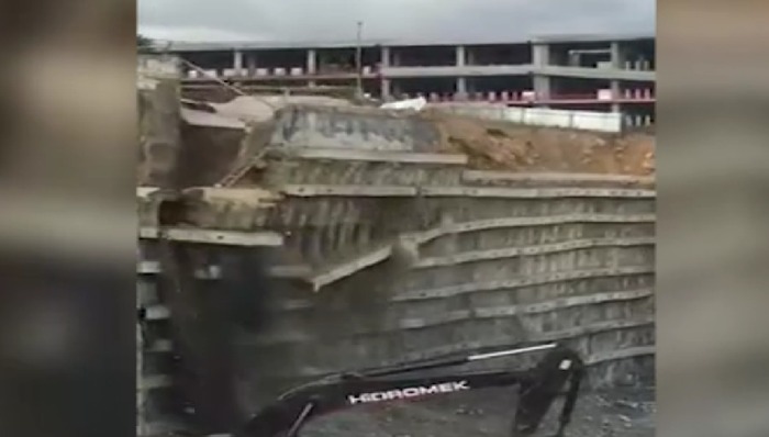 İstanbul'da tehlikeli anlar! Devasa istinat duvarı böyle çöktü (VİDEO)