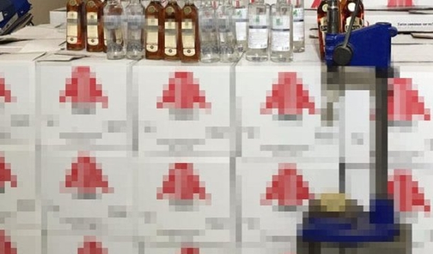 İstanbul Pendik'te sahte içki imalathanesine baskın: 4 gözaltı