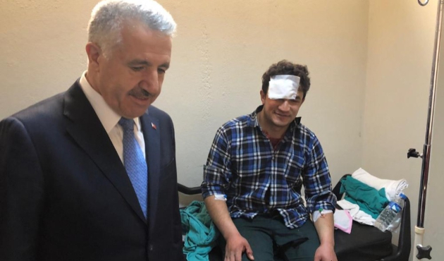 Kars'ta Ahmet Arslan, hastanedeki yaralıları ziyaret etti