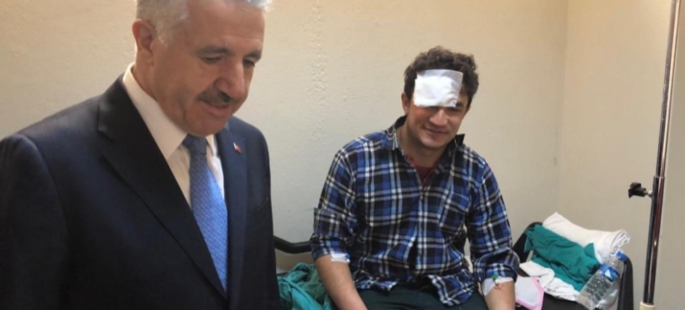 Kars'ta Ahmet Arslan, hastanedeki yaralıları ziyaret etti