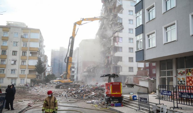 Kartal'da riskli binanın yıkım çalışması sürüyor!