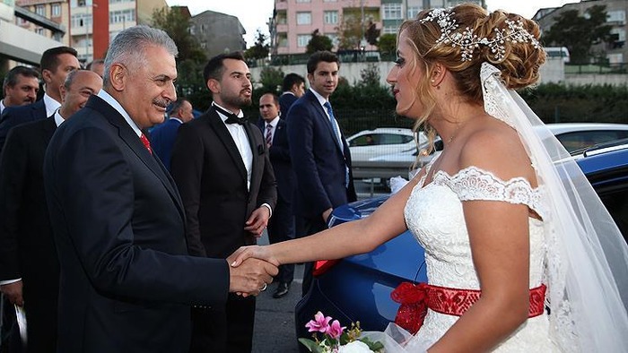 Gelin arabasını bu kez Başbakan Yıldırım durdurdu