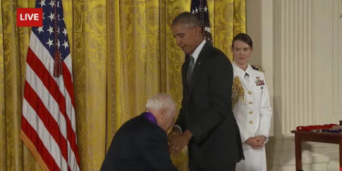 Ünlü komedyen Obama'nın pantolonunu indirmeye çalıştı / VİDEO
