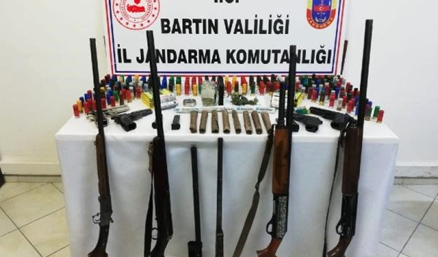 Bartın'da 3 eve operasyon düzenlendi