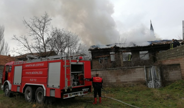 Isparta’da ahşap evde yangın çıktı