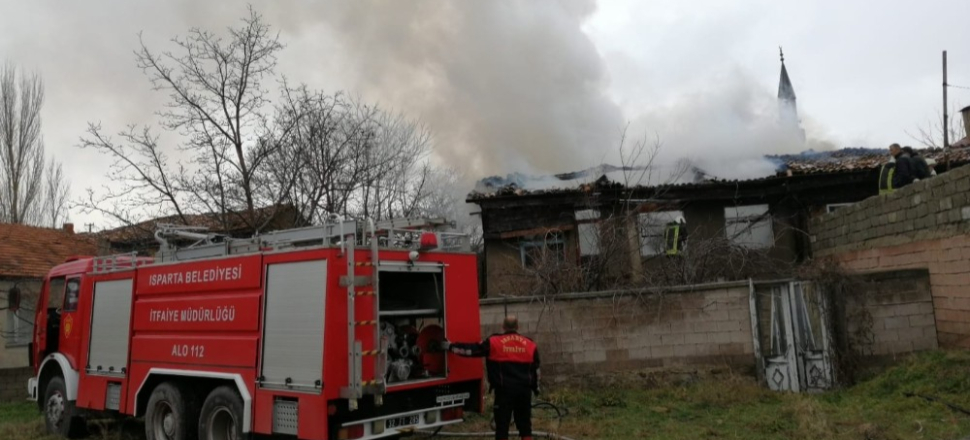 Isparta’da ahşap evde yangın çıktı