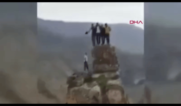 Dikilitaş'ın üzerinde yürekleri ağıza getiren halay...