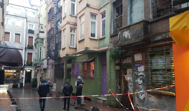 Beyoğlu'nda metruk binada çökme...