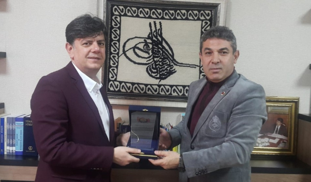 Adıyaman'da Muhtarlar Derneğinden İskender Korkut’a teşekkür plaketi