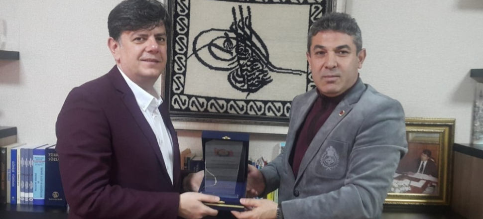 Adıyaman'da Muhtarlar Derneğinden İskender Korkut’a teşekkür plaketi