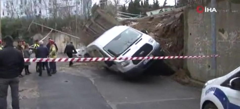 Beykoz'da istinat duvarı çöktü! / VİDEO
