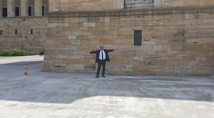 Koca adam bir de fotoğraf çektirdi, insan biraz utanır be!