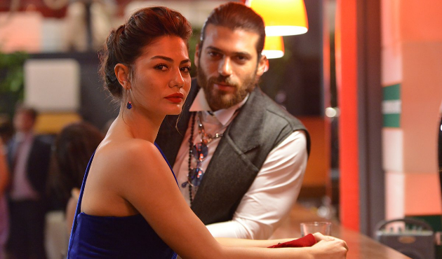 Ödül töreninde Demet Özdemir'in bacağını okşadı!