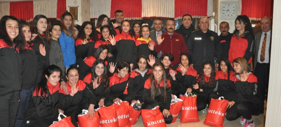 Hakkari'de Bakan Süleyman Soylu’dan kadın sporculara malzeme yardımı