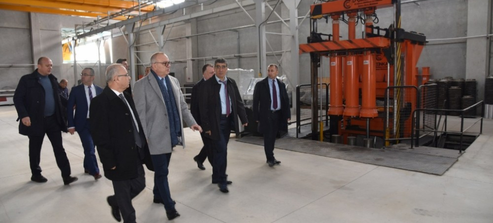 Manisa'da Cengiz Ergün kilit parke taş fabrikasını gezdi