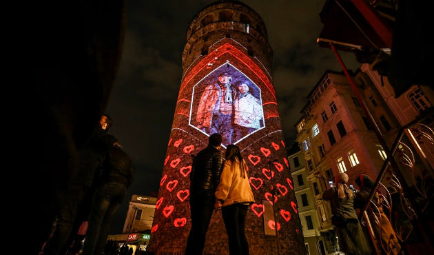 Sevgililer Galata Kulesi'ne yansıdı...