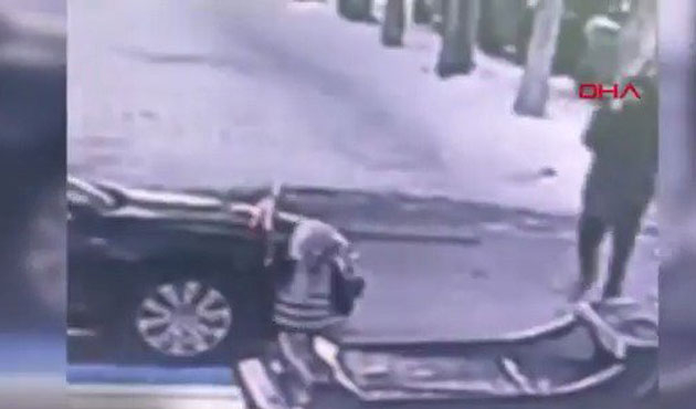 Babasıyla yürüyen miniğin göz yaşartan bayrak sevgisi