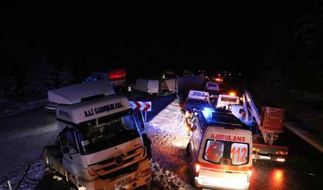10'dan fazla araç birbirine girdi
