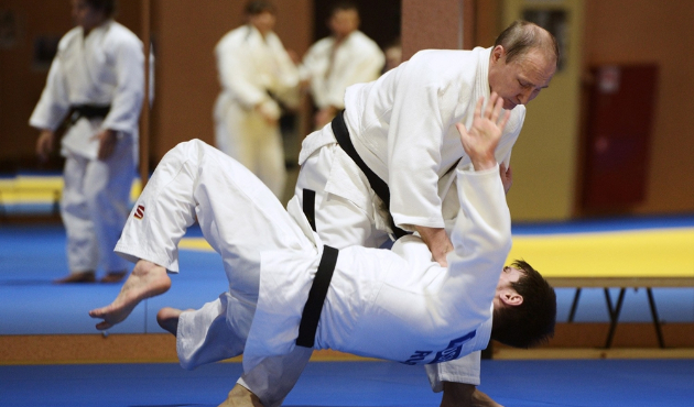 Putin, havalimanından sonra soluğu salonda aldı...