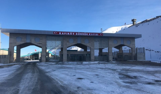 Van'da Kaymakam Halis Aydın, sınır kapısında incelemelerde bulundu