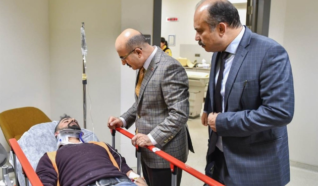 Adana'da Vali Mahmut Demirtaş yaralanan işçileri, hastanede ziyaret etti