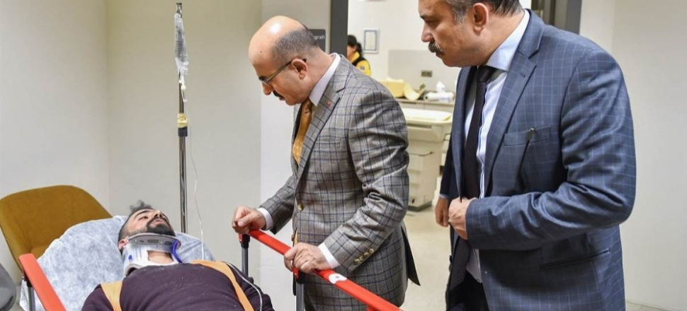 Adana'da Vali Mahmut Demirtaş yaralanan işçileri, hastanede ziyaret etti