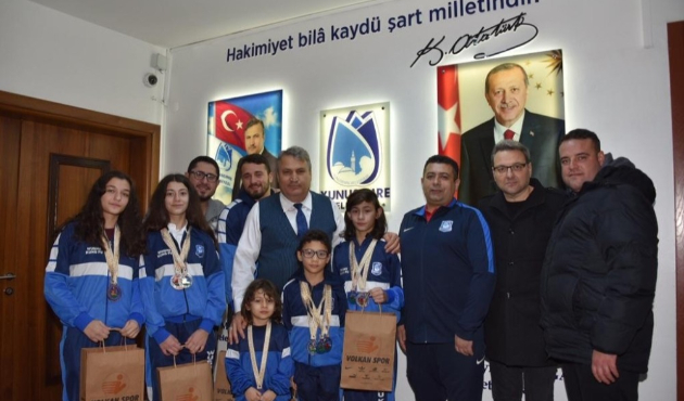 Manisa'da Başkan Mehmet Çerçi şampiyonları ağırladı