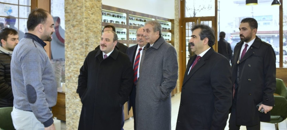 Diyarbakır'da Bakan Mustafa Varank, Sur esnafını ziyaret etti