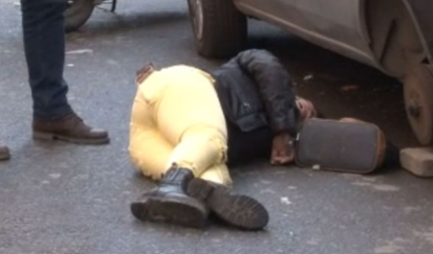 İstanbul'un göbeğinde sevgilisini dövdü!