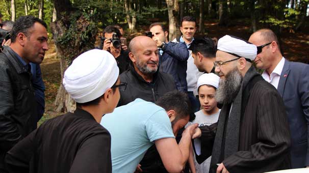 Bolu'da Cübbeli Ahmet Hoca için el öpme kuyruğu