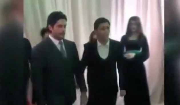 Burak Özçivit Sevgililer Günü'nde hayranlarıyla yemek yedi!