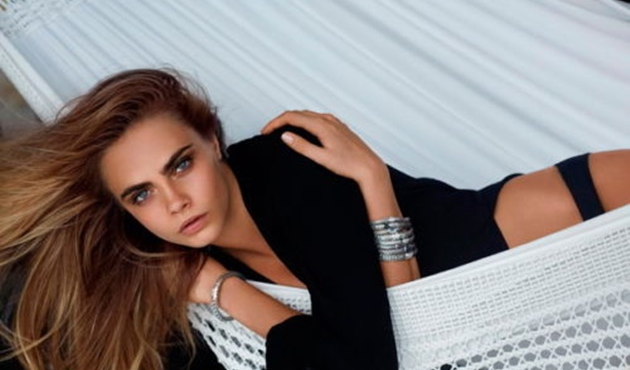 Ünlü model reklam kampanyası için soyundu!