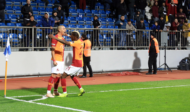 Feghouli hat-trick yaptı, Aslan fark attı! 1-4