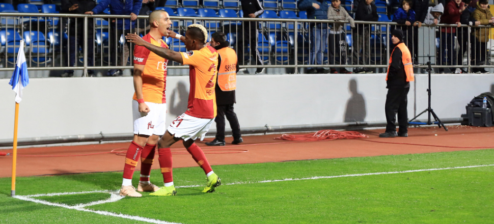 Feghouli hat-trick yaptı, Aslan fark attı! 1-4