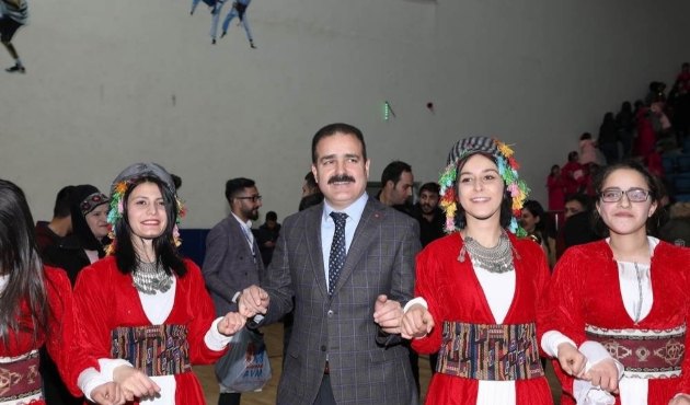 Hakkari'de Vali İdris Akbıyık, halk oyunları ekipleriyle halay çekti