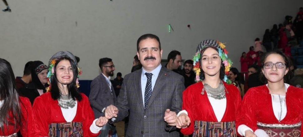 Hakkari'de Vali İdris Akbıyık, halk oyunları ekipleriyle halay çekti