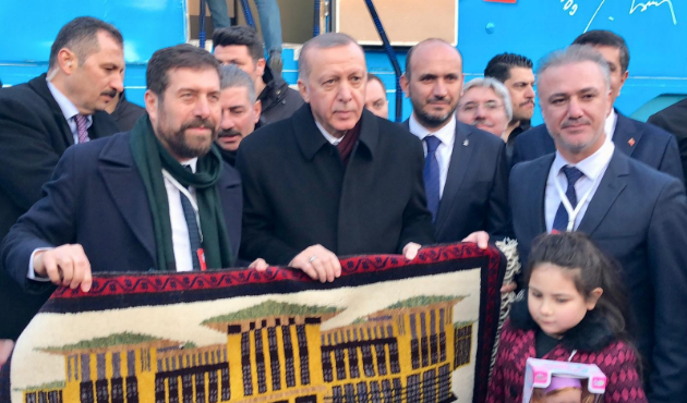 Erdoğan'a Külliye işlemeli Yağcıbedir halısı!