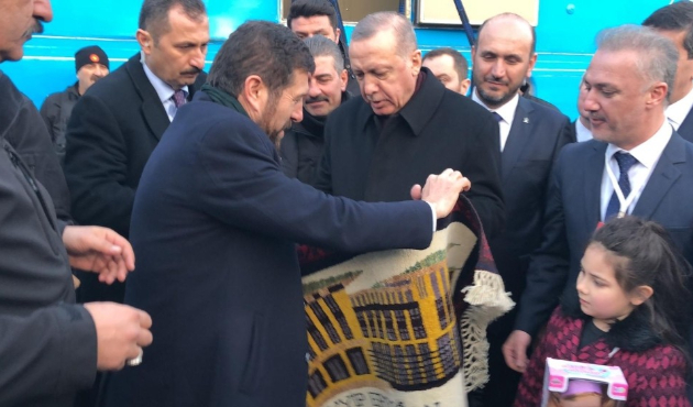 Balıkesir'de Cumhurbaşkanı Recep Tayyip Erdoğan’a Külliye İşlemeli Yağcıbedir halısı
