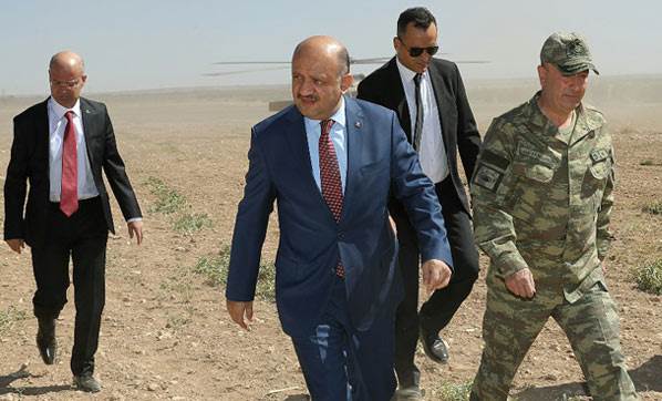 Milli Savunma Bakanı Işık Suriye sınırına gitti: PYD'ye izin vermeyeceğiz
