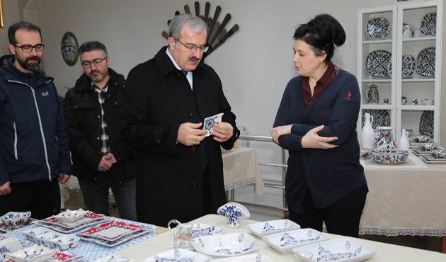 Kütahya'da Vali Ömer Toraman, çini atölyelerini ziyaret etti