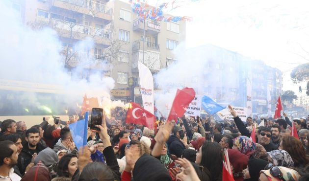 İzmir'de Nihat Zeybekci’den arsa mağdurlarına müjde