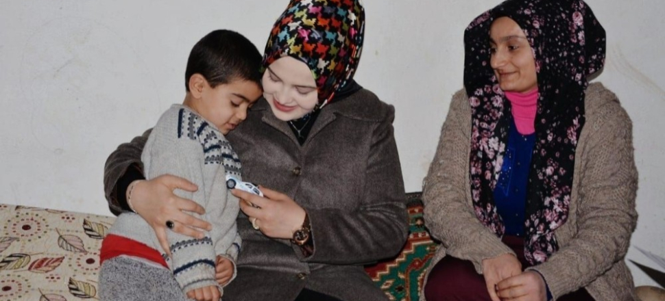 Muş'ta Kaymakam Arslan Uzan’ın eşinden dar gelirli ailelere ziyaret