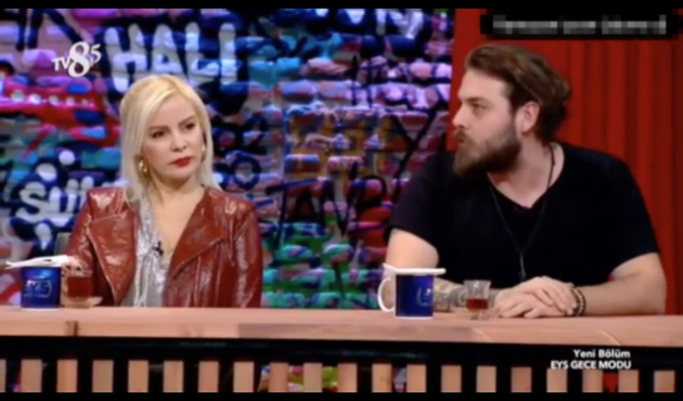Ömür Gedik, yayın sırasında çay dolu bardağın içine parmağını soktu!