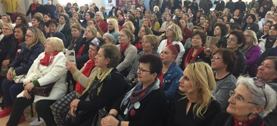 Aydın'da CHP adayı Ömer Günel, kadın kolu üyeleriyle bir araya geldi