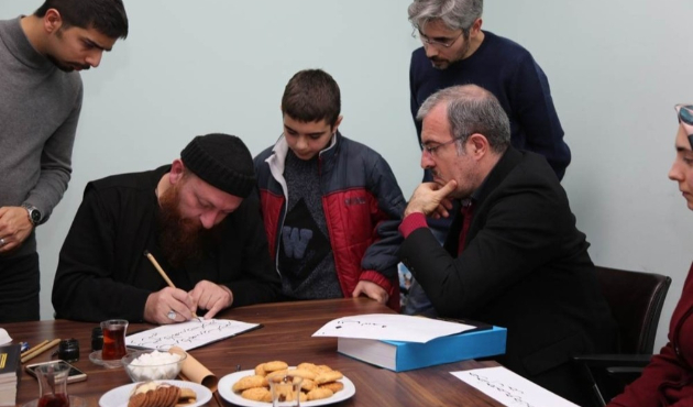 Kütahya'da Vali Ömer Toraman, Hattat Mahmut Şahin’in dersine katıldı