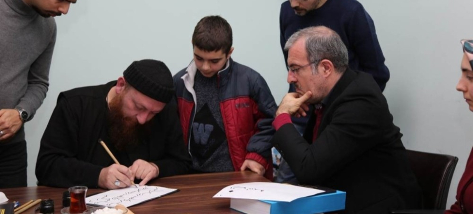 Kütahya'da Vali Ömer Toraman, Hattat Mahmut Şahin’in dersine katıldı
