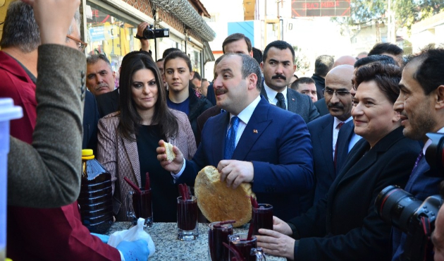 Adana'da Bakan Mustafa Varank’a şalgam suyu ikram edildi